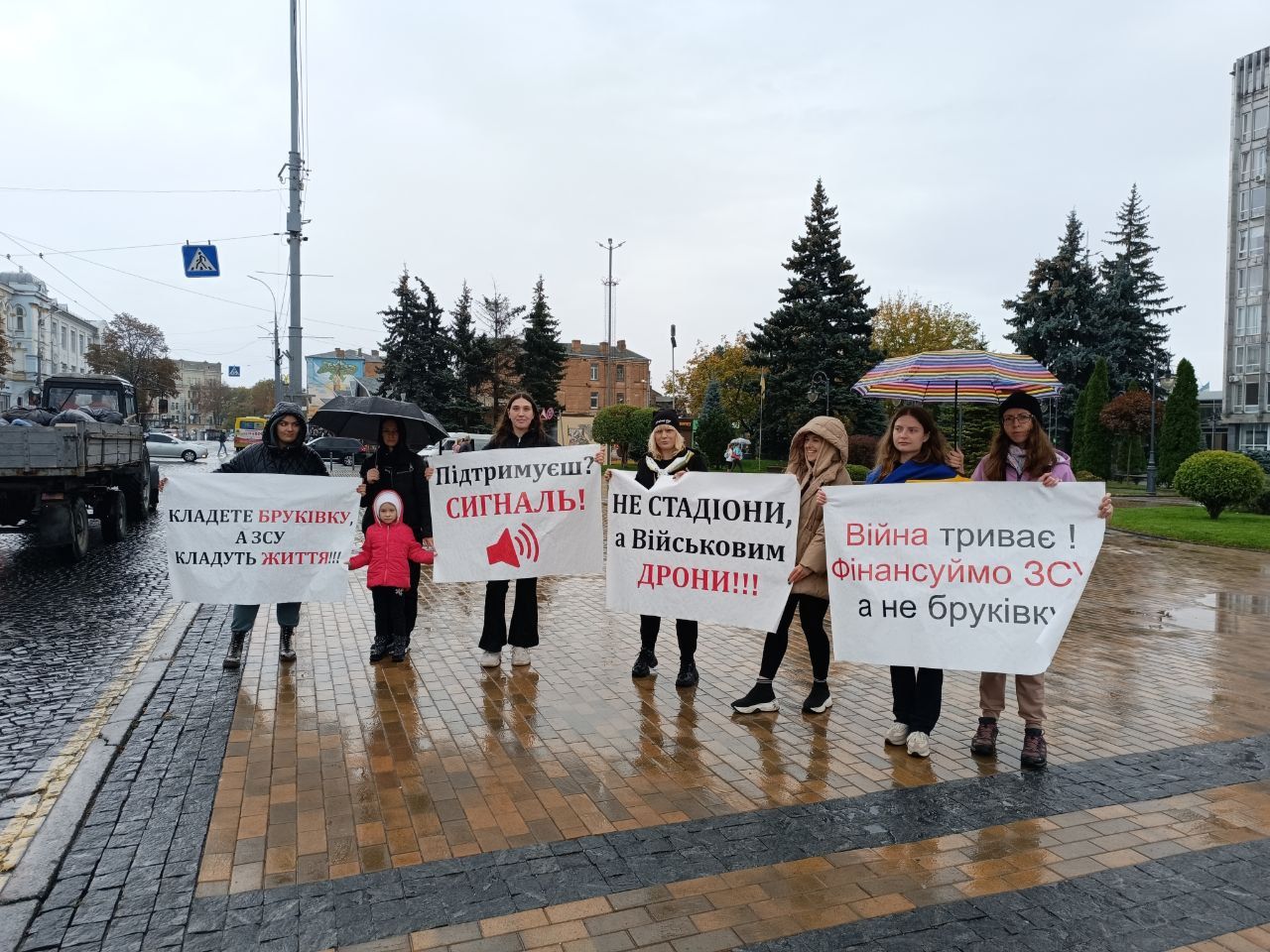 Новини Вінниці - фото з Мер у відрядженні, а депутати не тут... Дізналися, чи є результати мітингів біля міськради