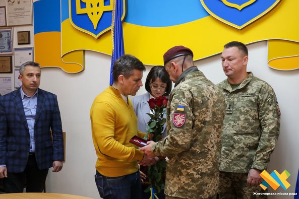 Новини Житомира - фото з Рідним полеглих житомирян передали посмертні державні нагороди