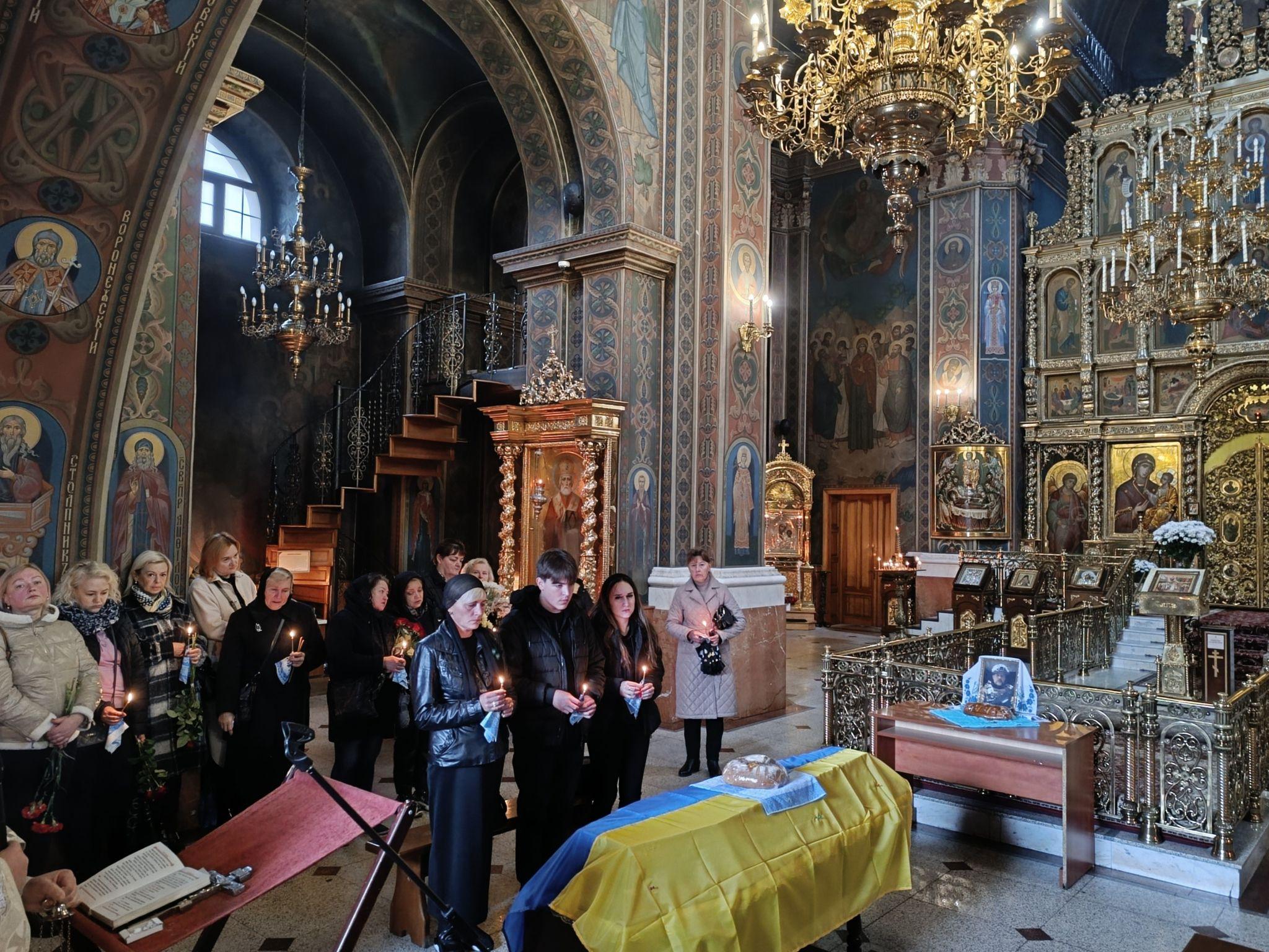 Новини Вінниці - фото з «Боронив Україну заради майбутнього дітей». Провели в останню путь воїна Олега Манжоса