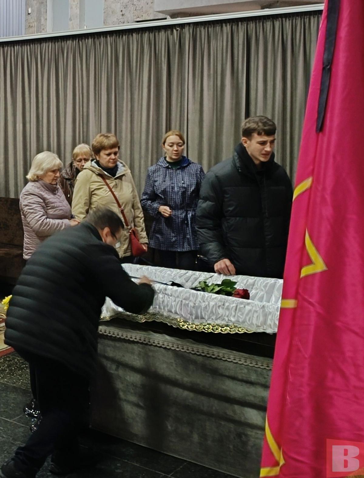 Новини Хмельницького - фото з “Пишаюсь тим, що мій син захищав”. Хмельничани попрощались з солдатом Олегом Дяком