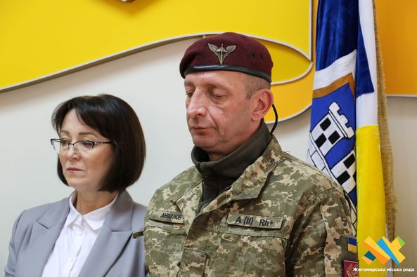 Новини Житомира - фото з Рідним полеглих житомирян передали посмертні державні нагороди