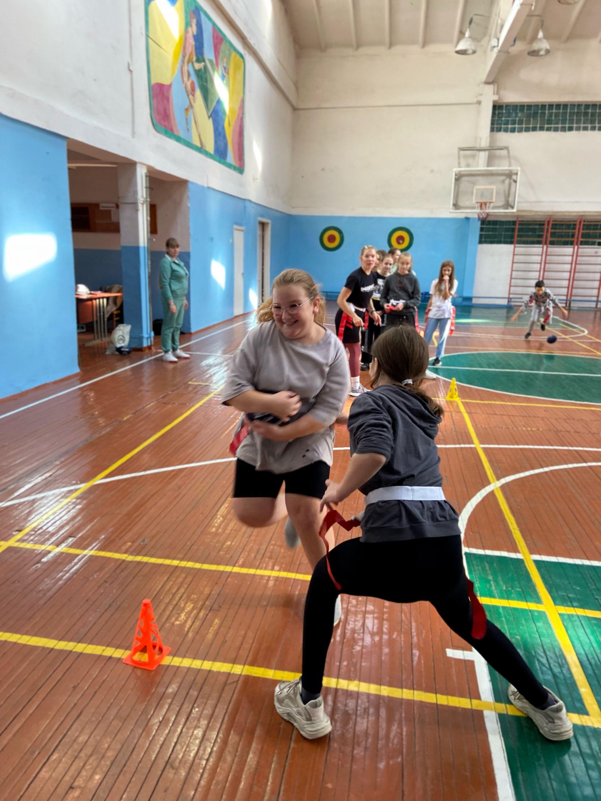 Новини Вінниці - фото з Флаг-футбол на уроках фізкультури. Ліцеям Вінниці подарували інвентар для цього виду спорту