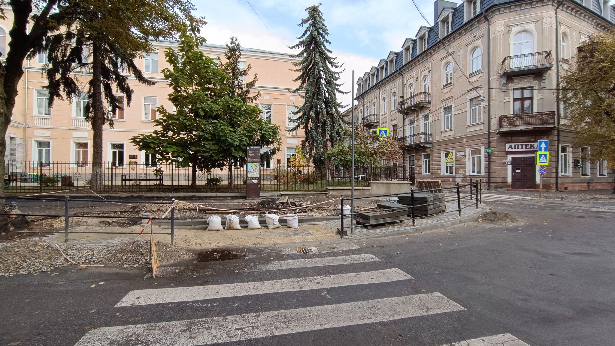 Новини Тернополя - фото з Біля школи №5 знижують бордюр перед пішохідним переходом: чому це роблять та який кошторис?