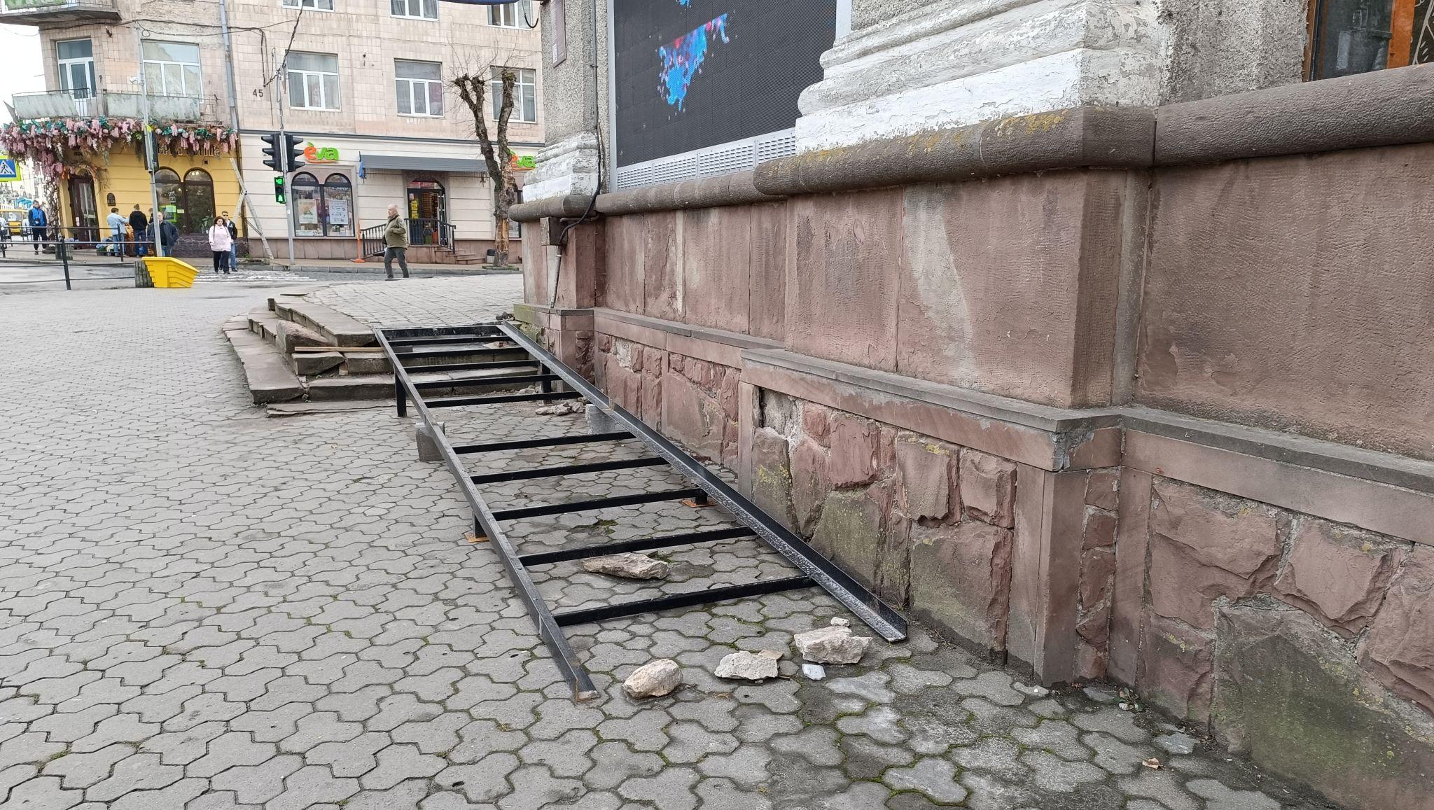 Новини Тернополя - фото з Біля ЦУМу встановлюють пандус: фото дня