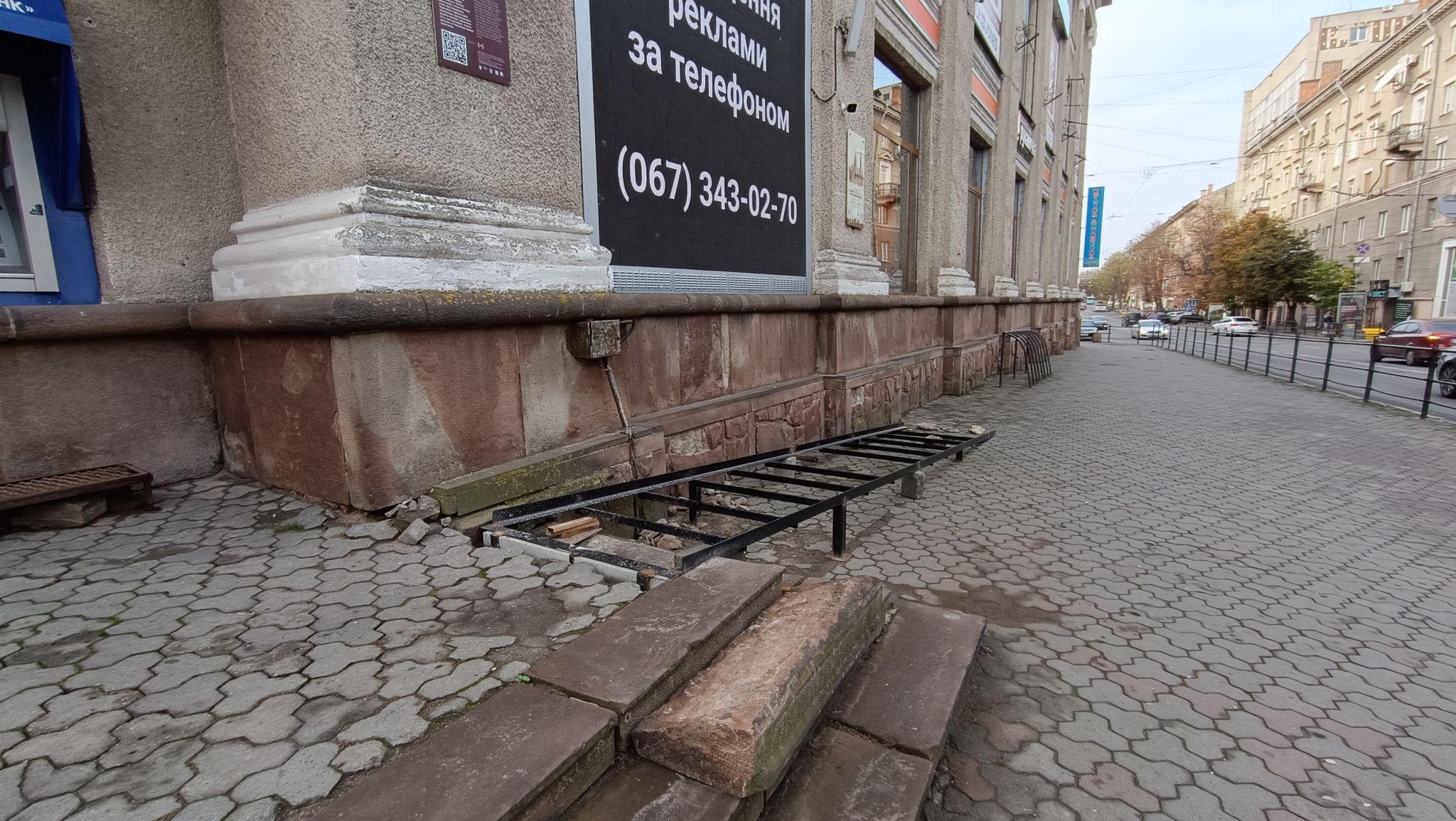 Новини Тернополя - фото з Біля ЦУМу встановлюють пандус: фото дня