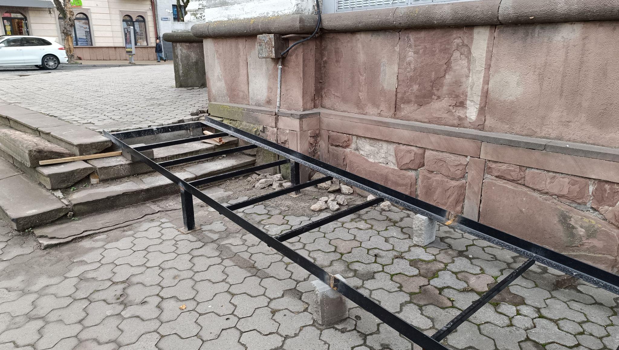 Новини Тернополя - фото з Біля ЦУМу встановлюють пандус: фото дня