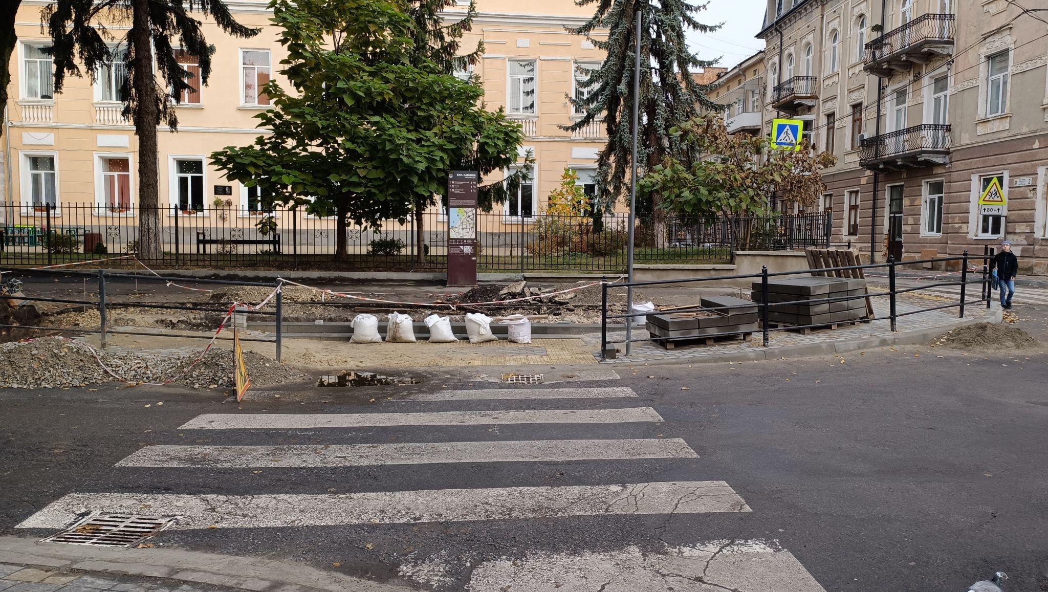 Новини Тернополя - фото з Біля школи №5 знижують бордюр перед пішохідним переходом: чому це роблять та який кошторис?
