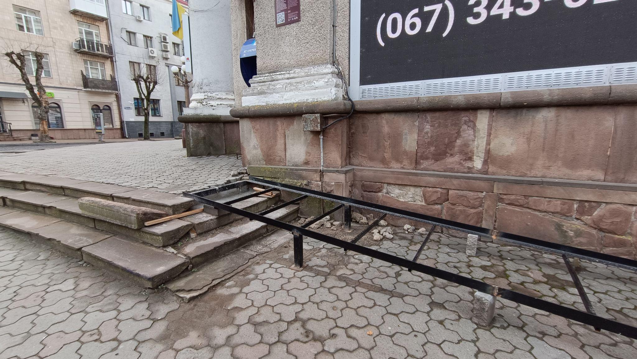 Новини Тернополя - фото з Біля ЦУМу встановлюють пандус: фото дня