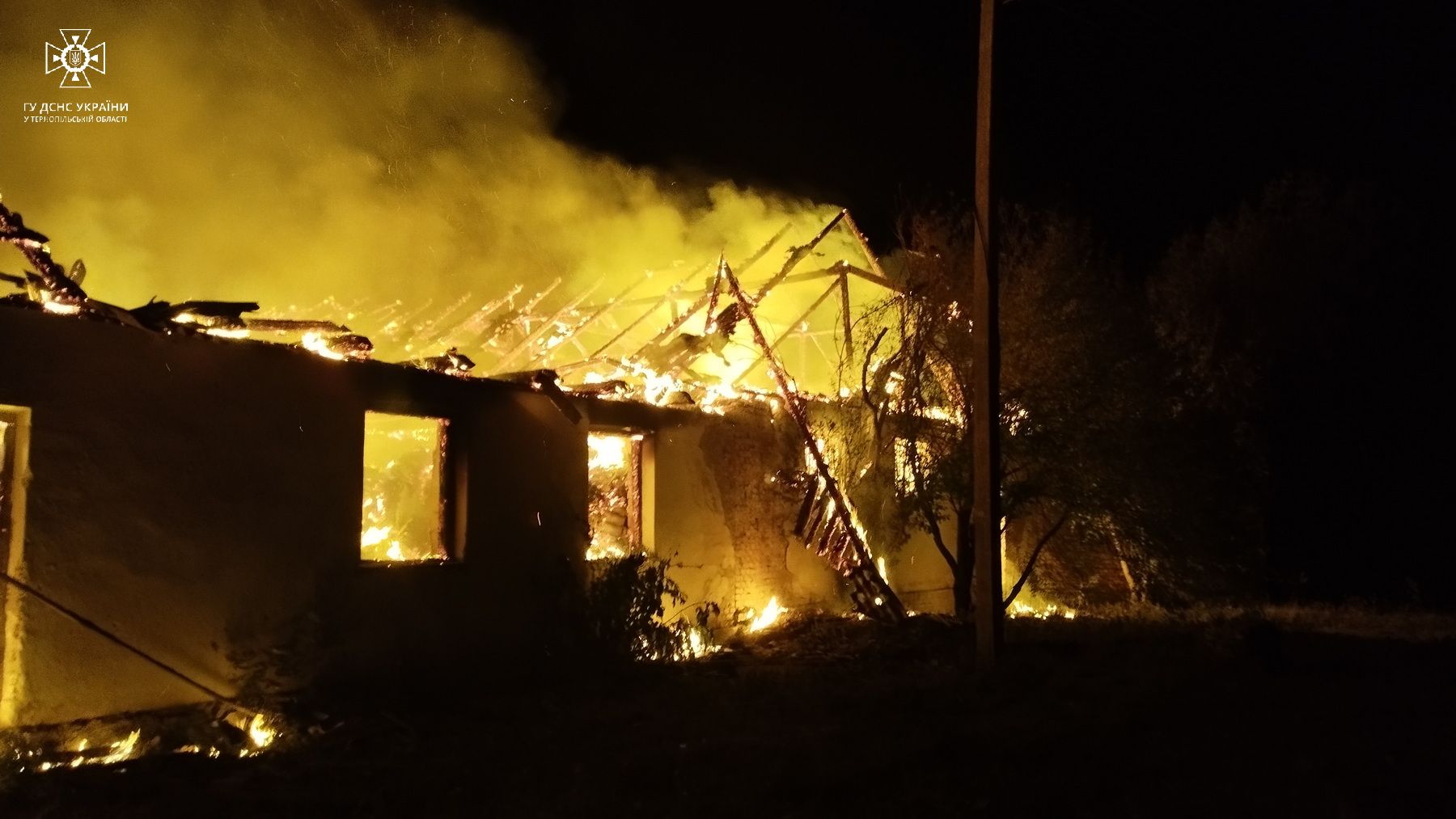 Новини Тернополя - фото з На Кременеччині горіла велика господарська будівля