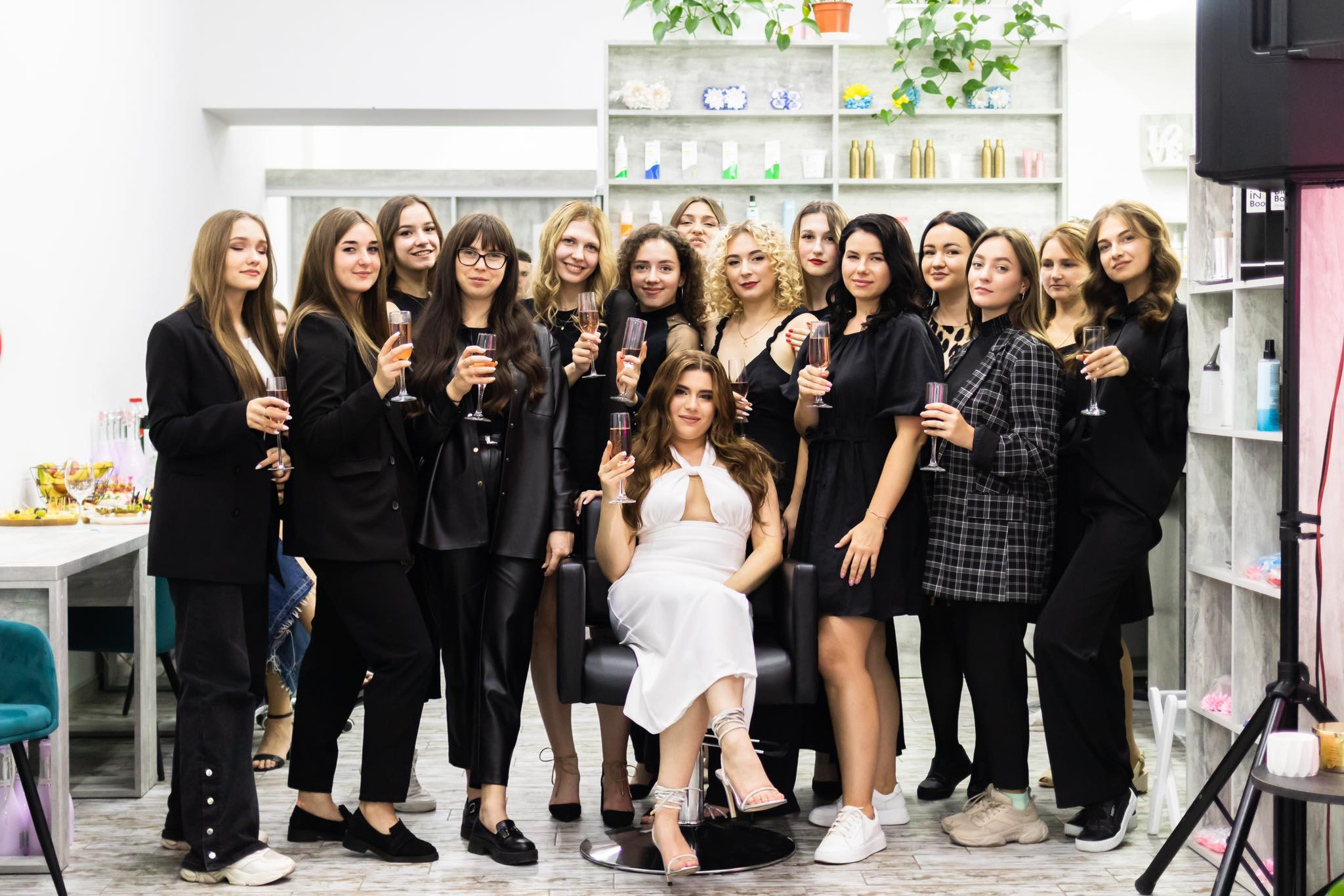 Новини Хмельницького - фото з “Прокидайтеся, війна”. Історія 23-річної херсонки, яка відкрила салон краси у Хмельницькому Нет описания.