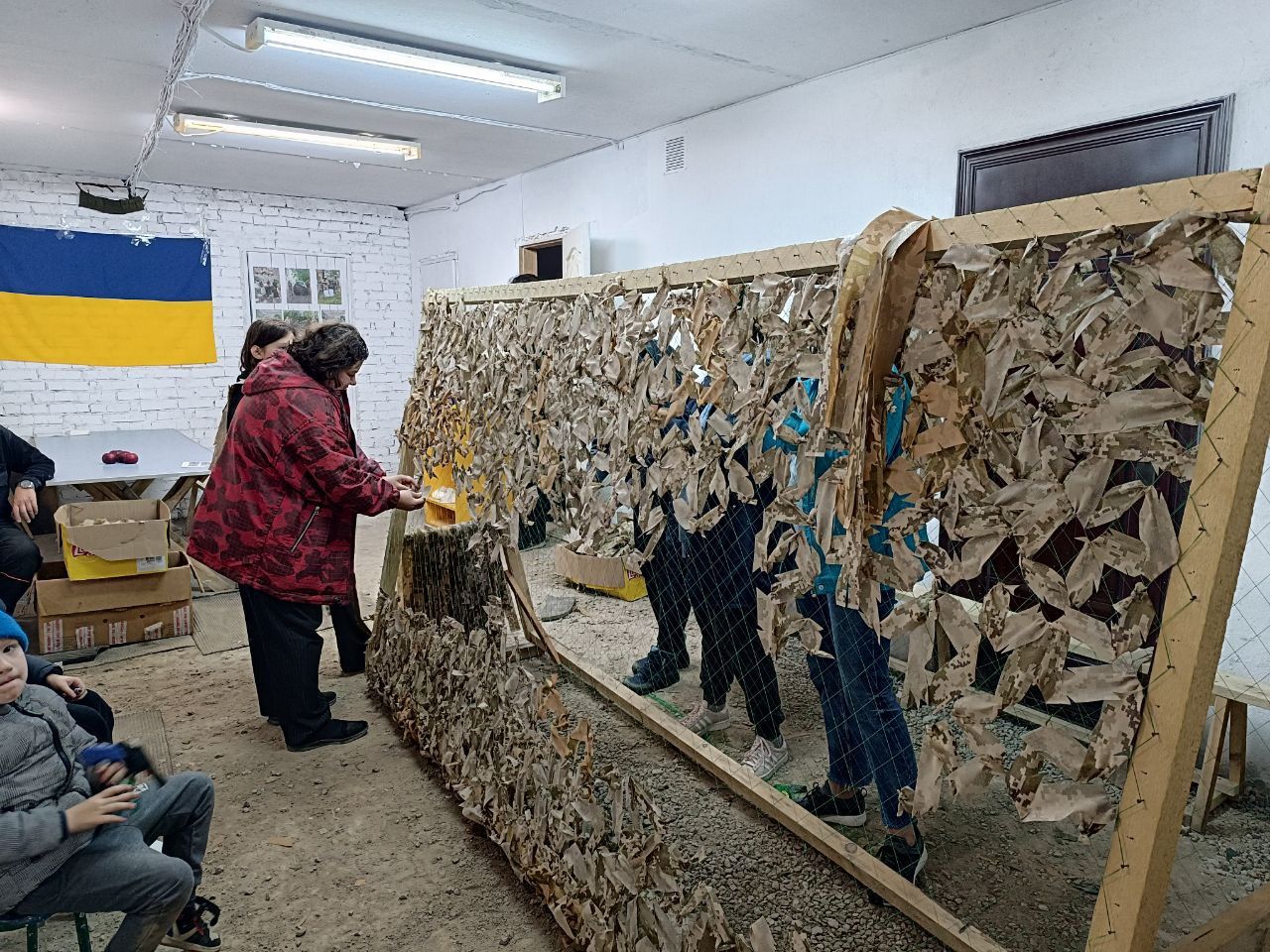 Новини Вінниці - фото з Як прості люди наближають перемогу: 52 сітки сплели мешканці будинку по вулиці Дубовецька