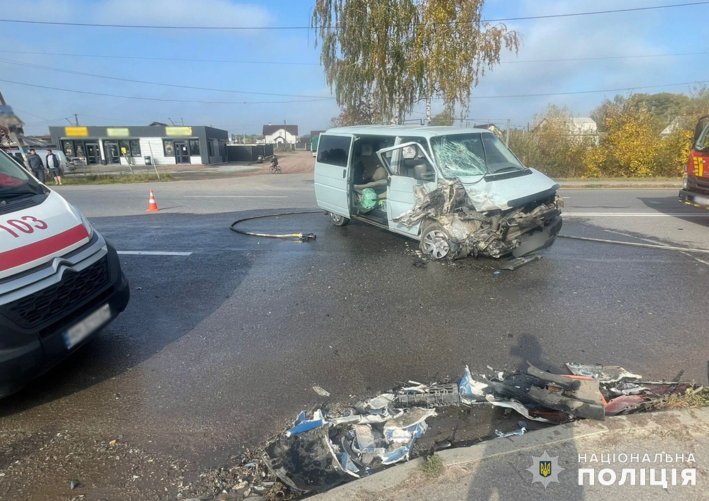 Новини Житомира - фото з У Тетерівці сталася ДТП з мікроавтобусом - троє пасажирів травмовані поліцейські розслідують обставини дтп з трьома травмованими у тетерівській громаді