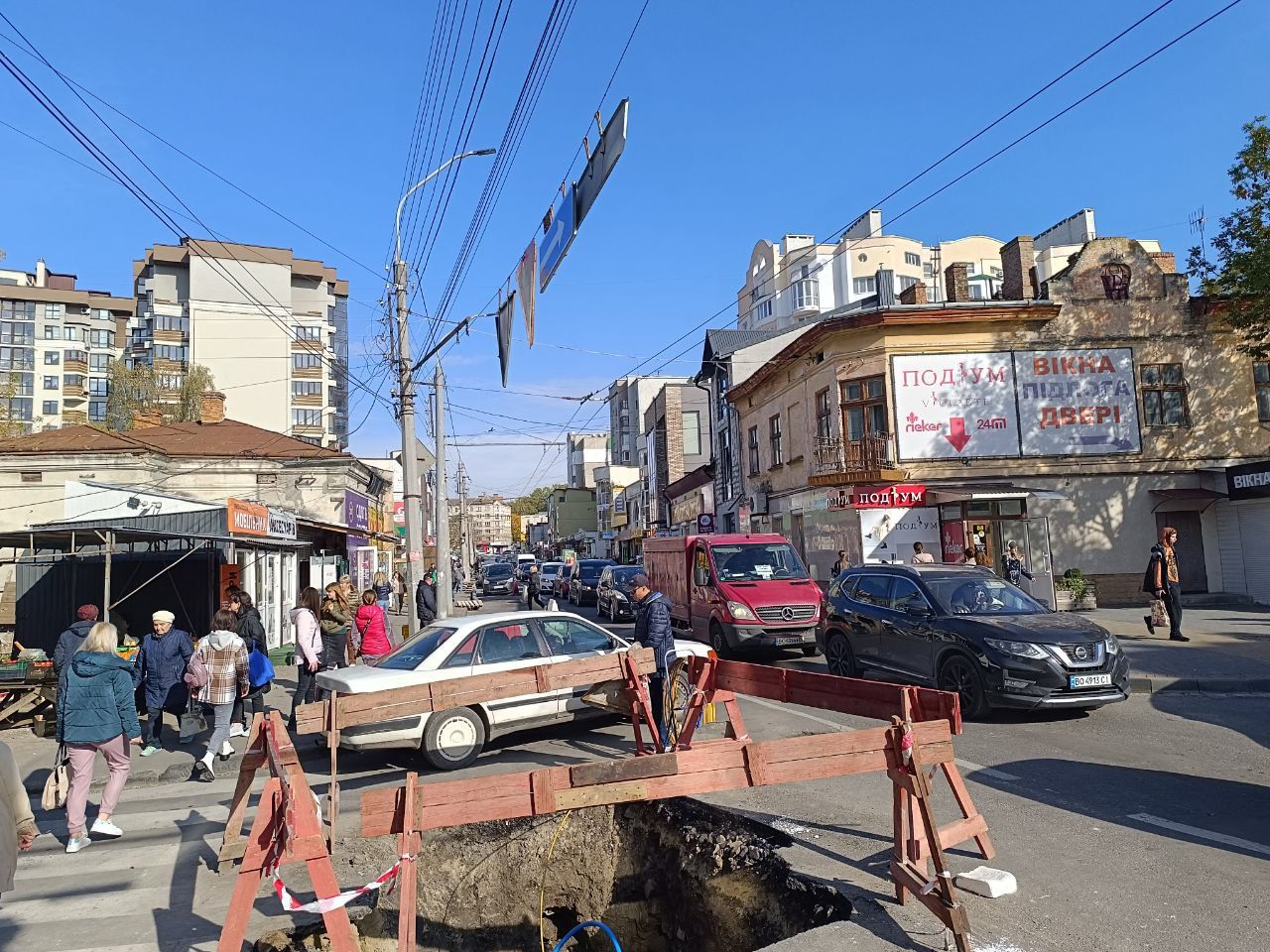 Новини Тернополя - фото з Затор на всю вулицю: на Шептицького ускладнений рух через прокладання комунікацій