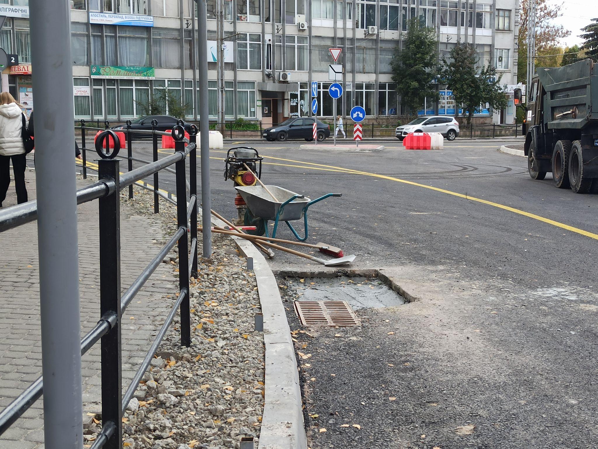 Новини Тернополя - фото з Ями в асфальті на Грушевського почали латати: фото дня