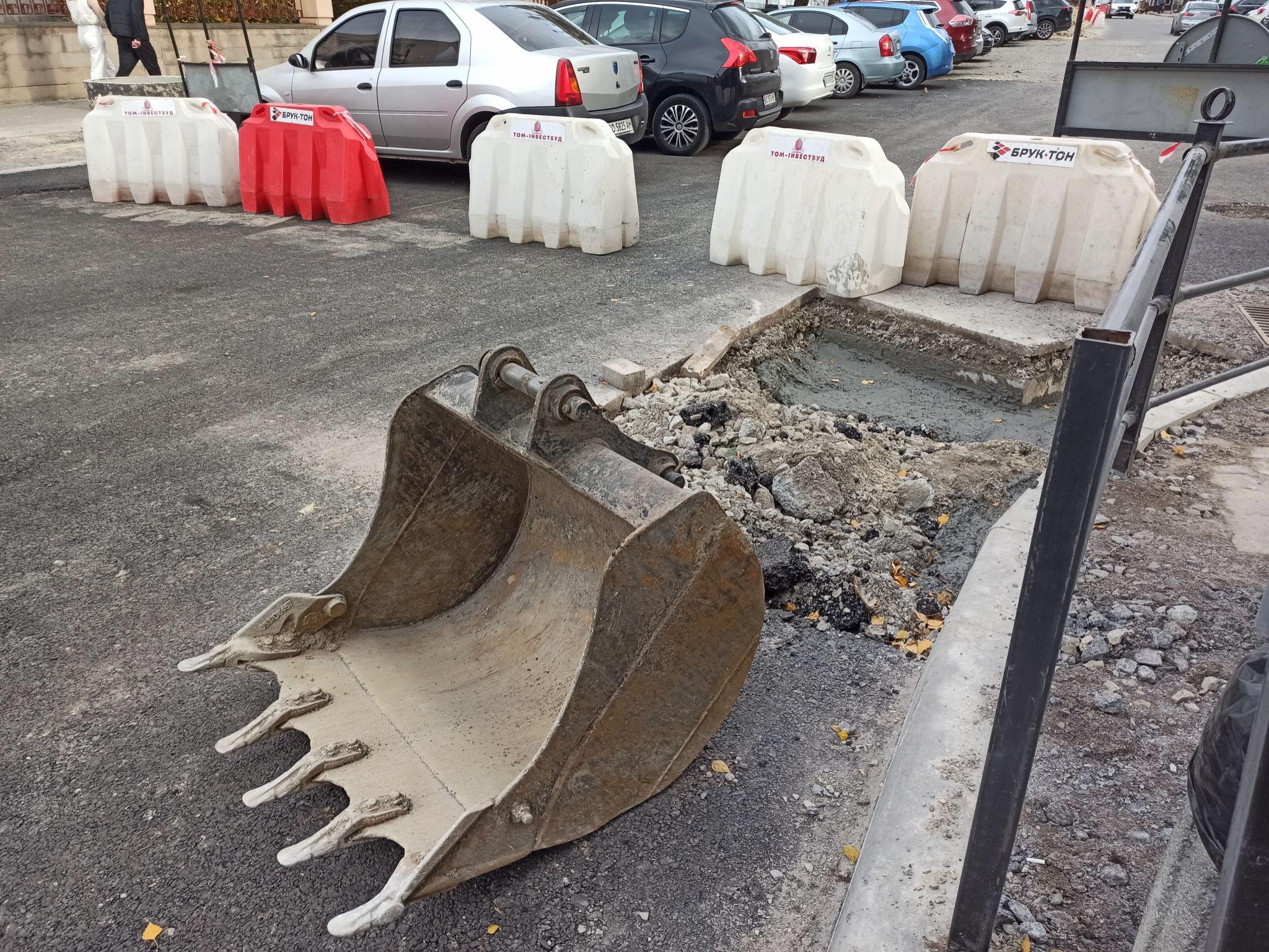 Новини Тернополя - фото з Ями в асфальті на Грушевського почали латати: фото дня