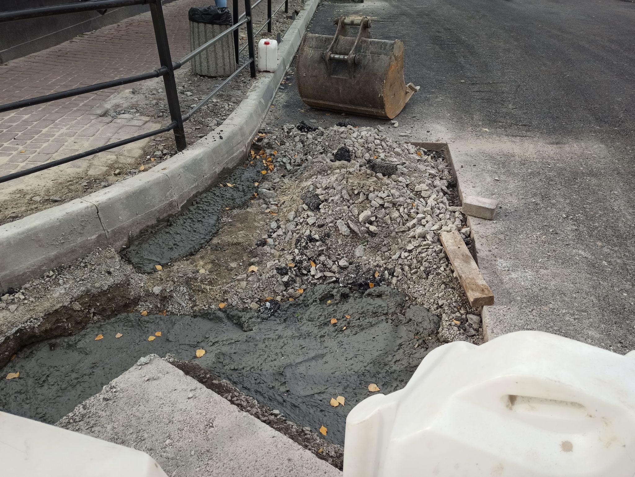 Новини Тернополя - фото з Ями в асфальті на Грушевського почали латати: фото дня
