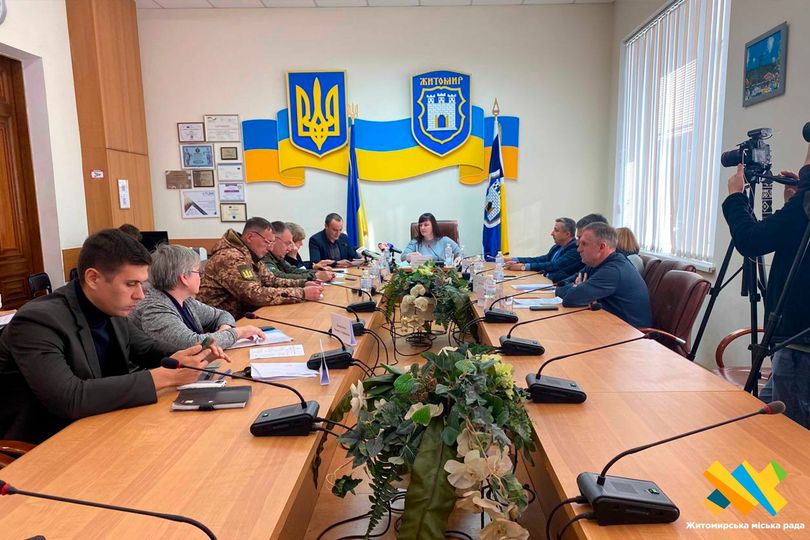 На зображенні може бути: 8 людей та текст