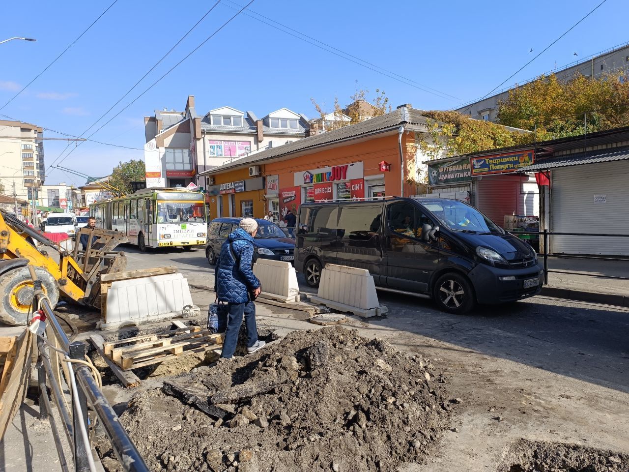 Новини Тернополя - фото з Затор на всю вулицю: на Шептицького ускладнений рух через прокладання комунікацій