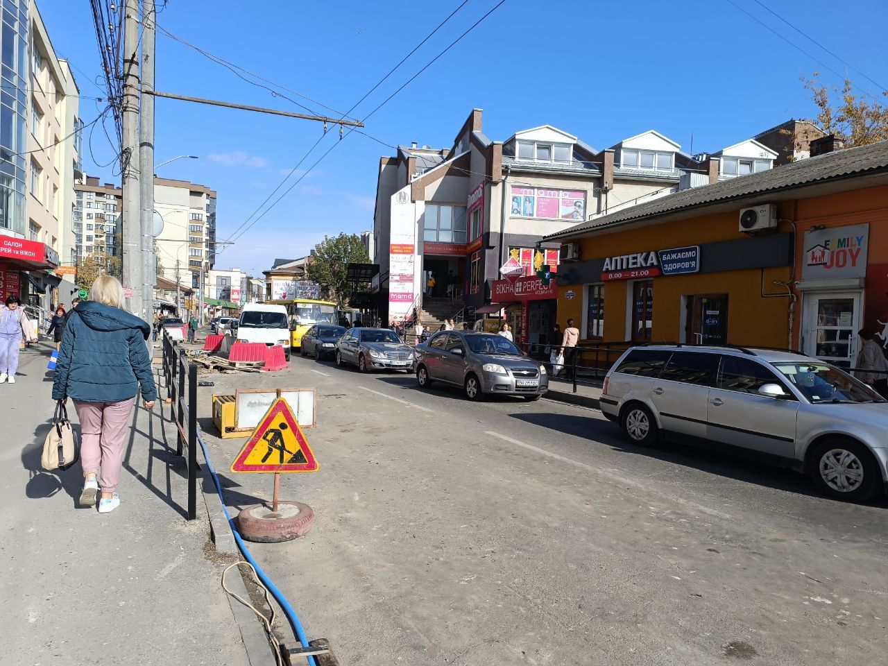 Новини Тернополя - фото з Затор на всю вулицю: на Шептицького ускладнений рух через прокладання комунікацій