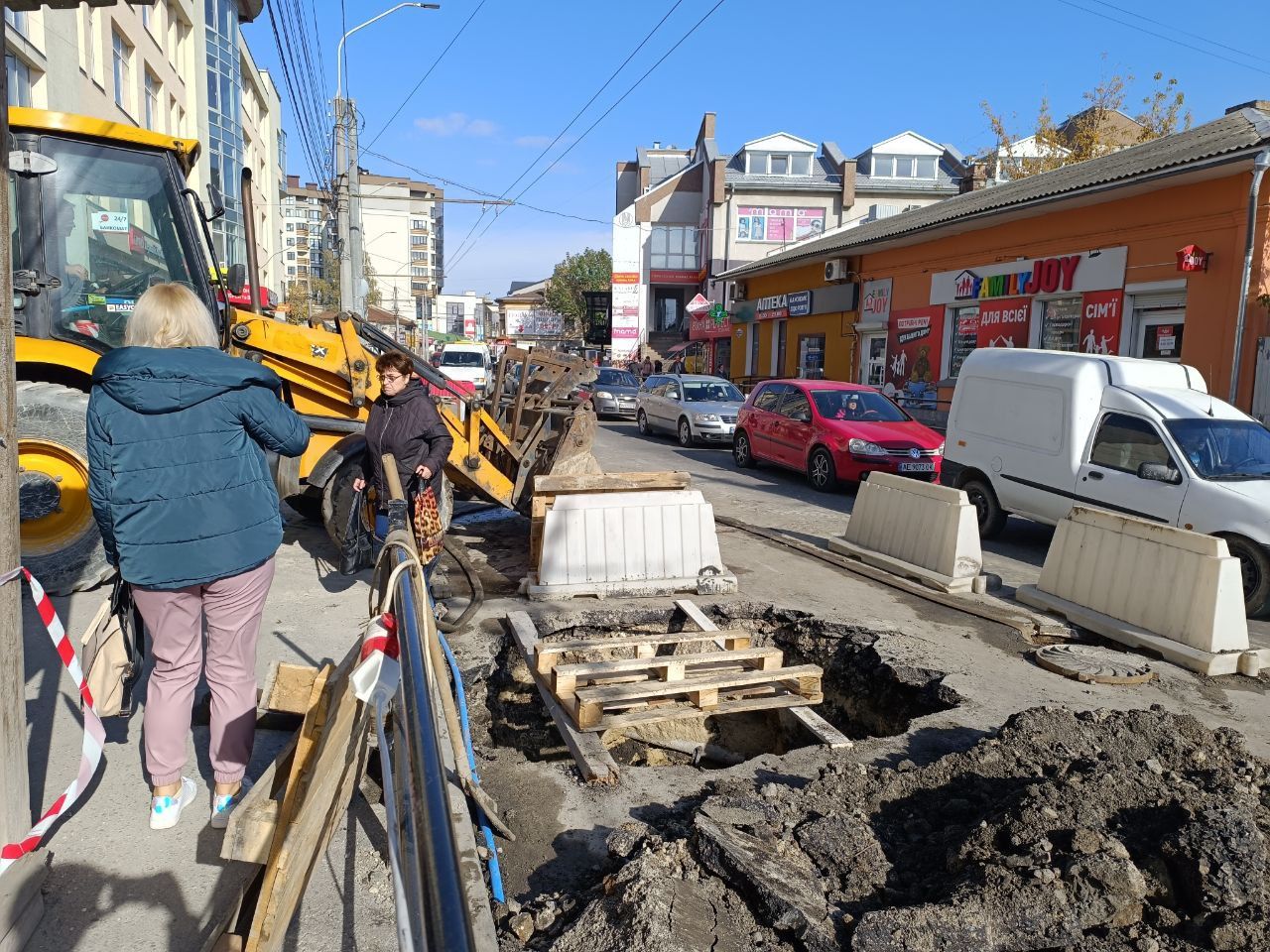 Новини Тернополя - фото з Затор на всю вулицю: на Шептицького ускладнений рух через прокладання комунікацій
