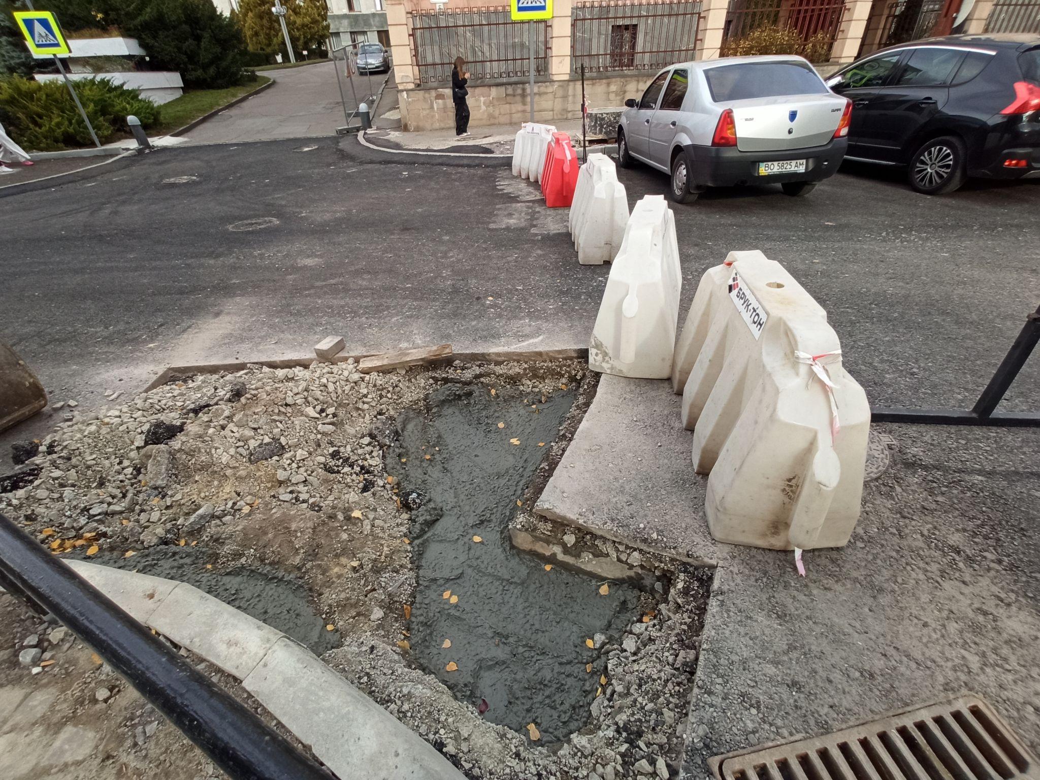 Новини Тернополя - фото з Ями в асфальті на Грушевського почали латати: фото дня