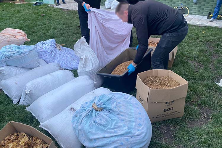 Новини Тернополя - фото з Нелегальний мініцех з виготовлення сигарет викрили оперативники Чортківщини