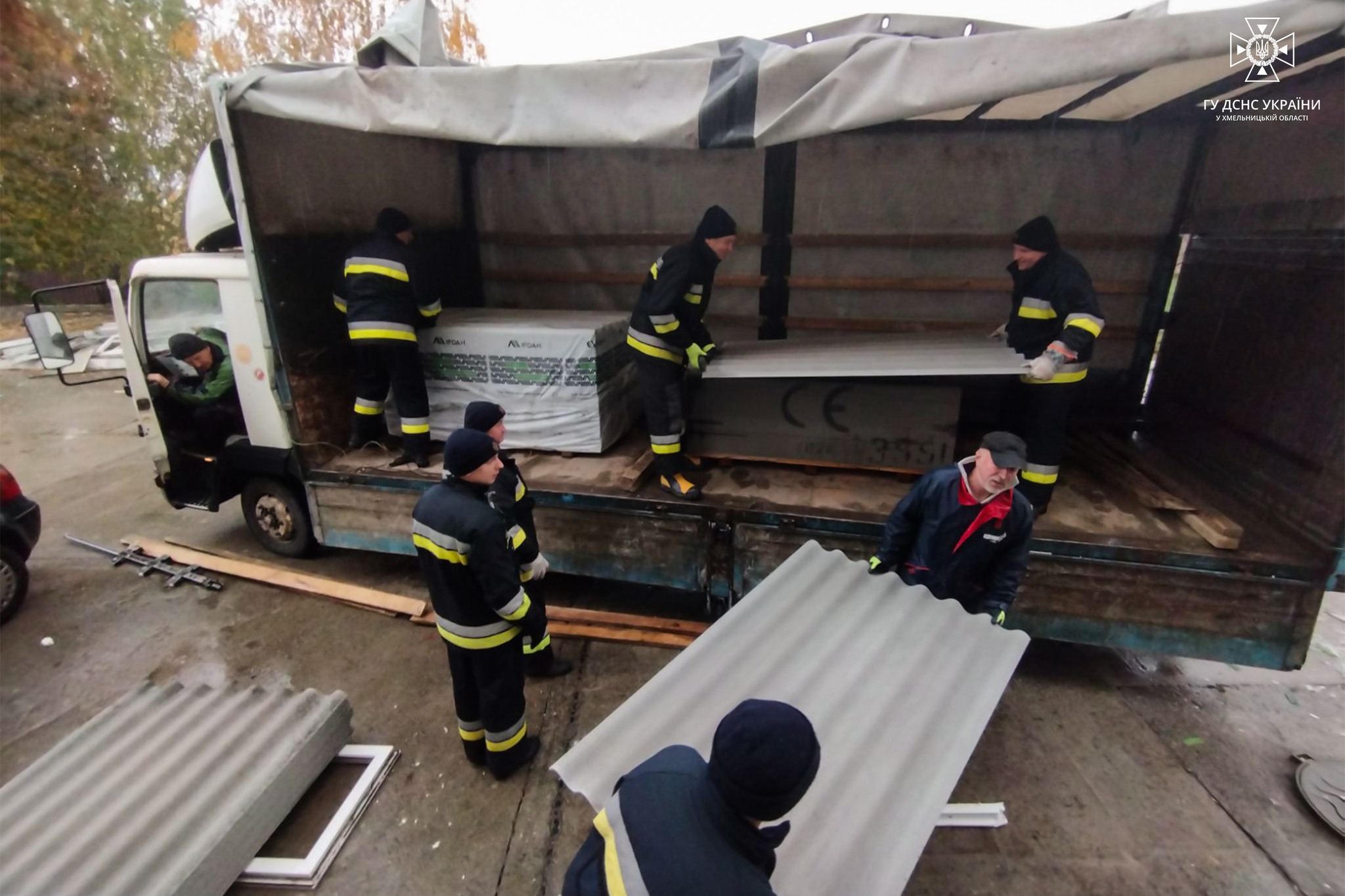 Новини Хмельницького - фото з Рятувальники показали наслідки нічної атаки на Хмельниччині На зображенні може бути: 6 людей, швидка допомога та текст