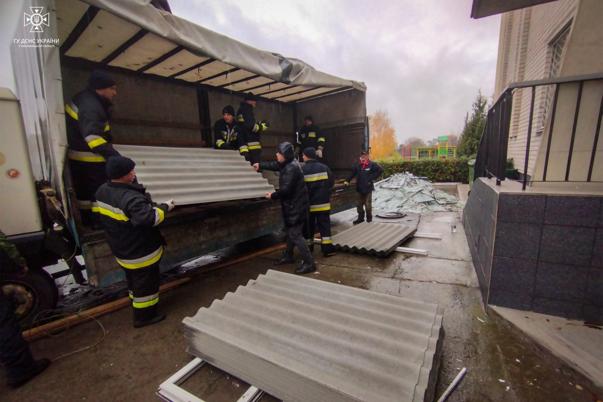 Новини Хмельницького - фото з Рятувальники показали наслідки нічної атаки на Хмельниччині На зображенні може бути: 8 людей та текст
