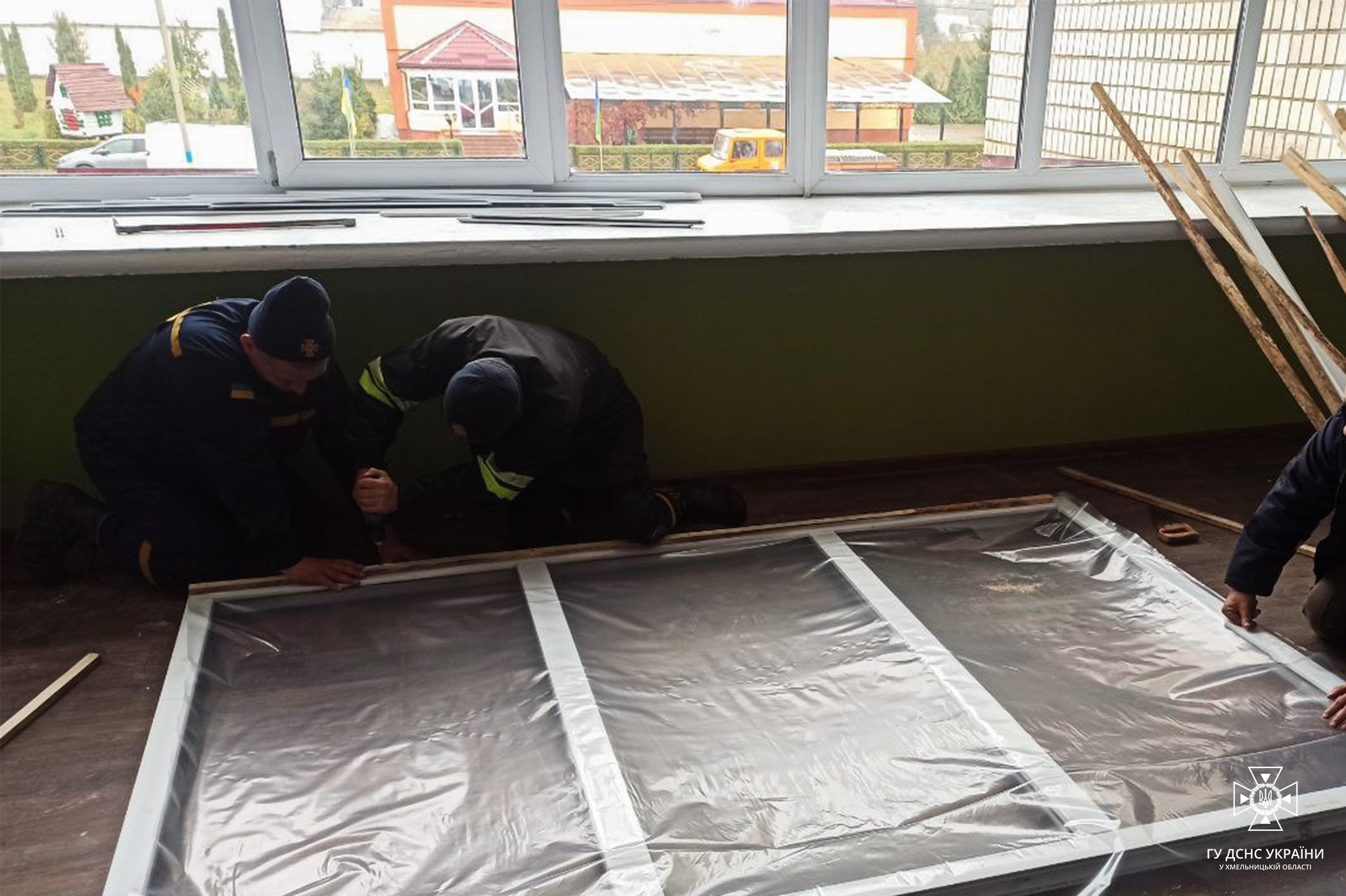 Новини Хмельницького - фото з Рятувальники показали наслідки нічної атаки на Хмельниччині На зображенні може бути: 3 людини