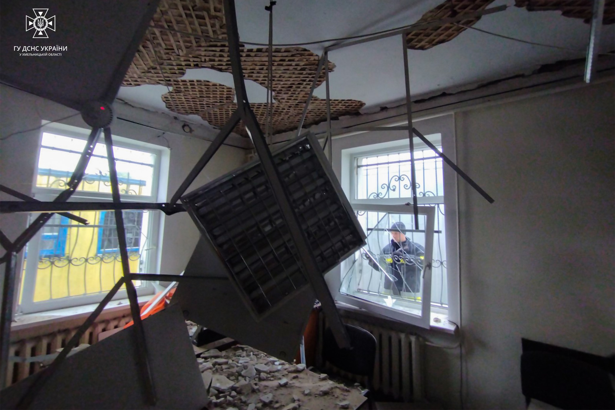 Новини Хмельницького - фото з Рятувальники показали наслідки нічної атаки на Хмельниччині На зображенні може бути: 1 особа та текст