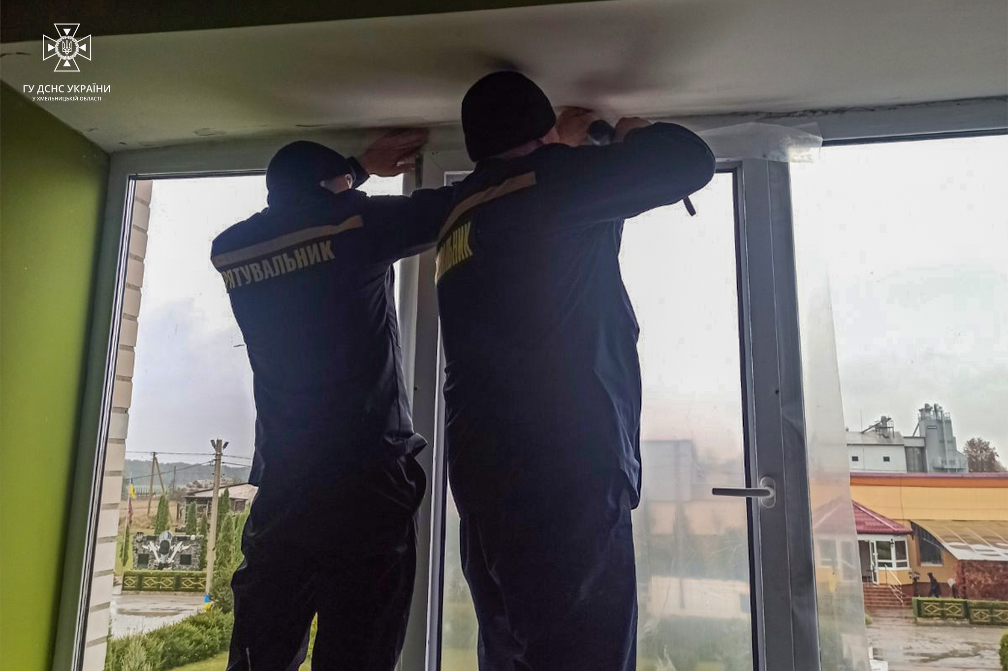 Новини Хмельницького - фото з Рятувальники показали наслідки нічної атаки на Хмельниччині На зображенні може бути: 2 людини та текст