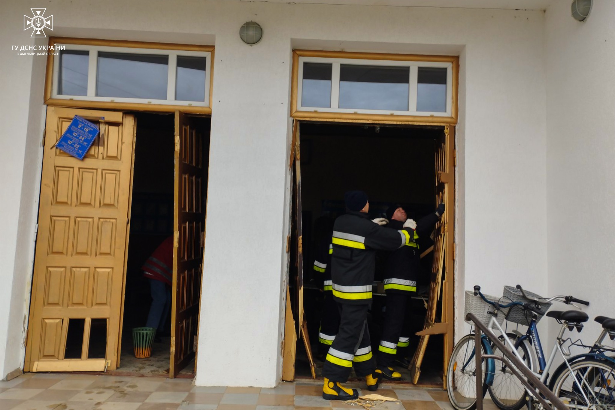 Новини Хмельницького - фото з Рятувальники показали наслідки нічної атаки на Хмельниччині На зображенні може бути: 2 людини, швидка допомога та текст