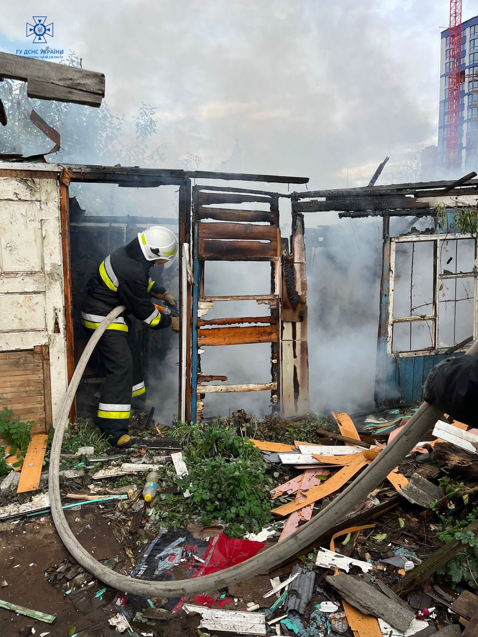 Новини Тернополя - фото з Третя за тиждень — на Тарнавського-Київській згоріла закинута дача