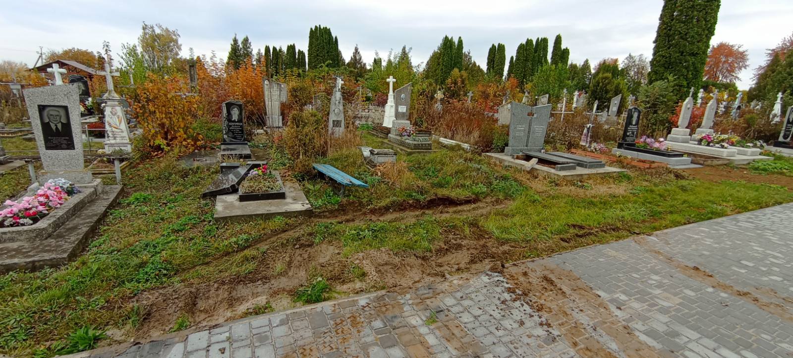 Новини Хмельницького - фото з У Дунаївцях знайшли чоловіка, який пошкодив пам'ятники на кладовищі Немає опису світлини.