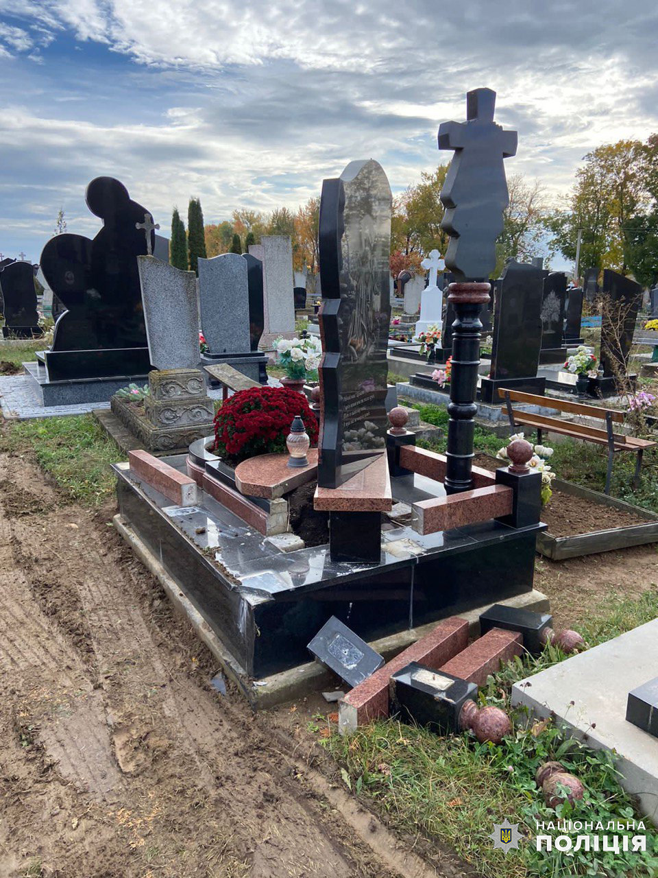 Новини Хмельницького - фото з У Дунаївцях знайшли чоловіка, який пошкодив пам'ятники на кладовищі поліцейські встановили причетного до пошкодження могил на кладовищі в дунаївцях