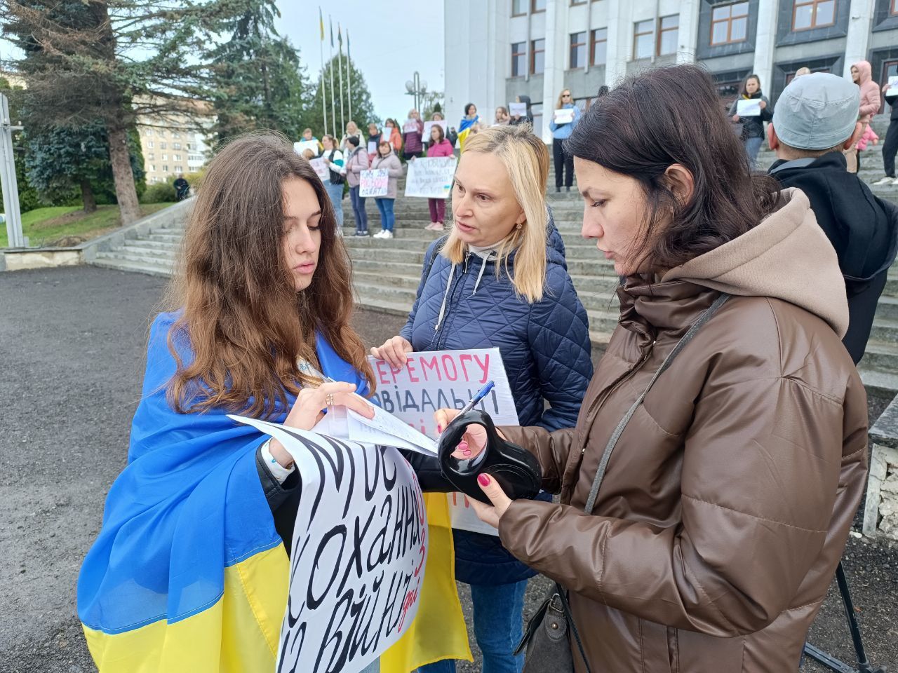 Новини Тернополя - фото з «За перемогу відповідають усі, пора змінюватися»: дружини військових прийшли до ОВА
