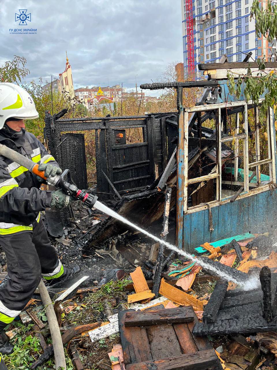Новини Тернополя - фото з Третя за тиждень — на Тарнавського-Київській згоріла закинута дача
