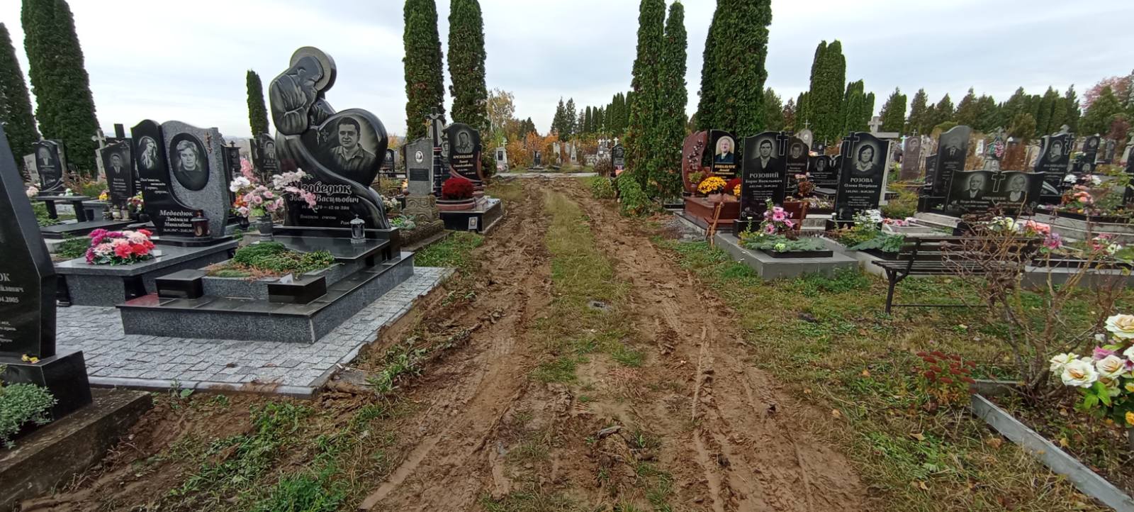 Новини Хмельницького - фото з У Дунаївцях знайшли чоловіка, який пошкодив пам'ятники на кладовищі Немає опису світлини.