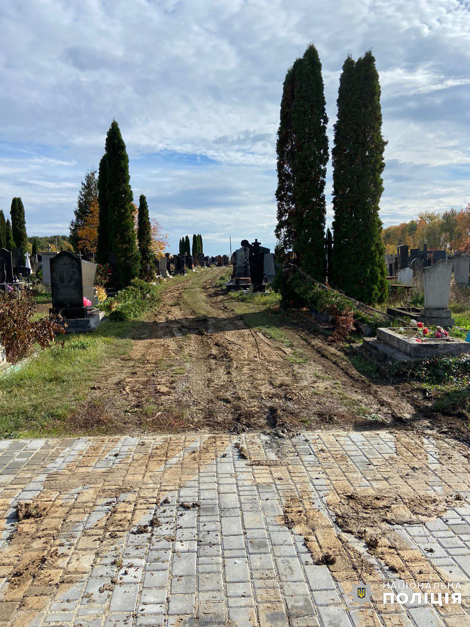 Новини Хмельницького - фото з У Дунаївцях знайшли чоловіка, який пошкодив пам'ятники на кладовищі поліцейські встановили причетного до пошкодження могил на кладовищі в дунаївцях