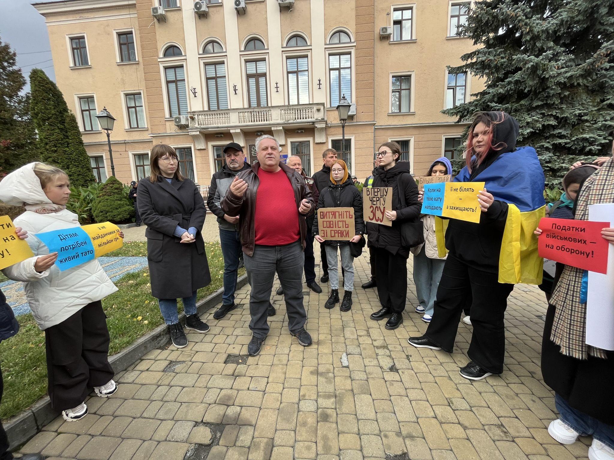 Новини Тернополя - фото з Нам треба кошти на ЗСУ, а не бруківка та пляжі: тернополяни вийшли на акцію до міської ради