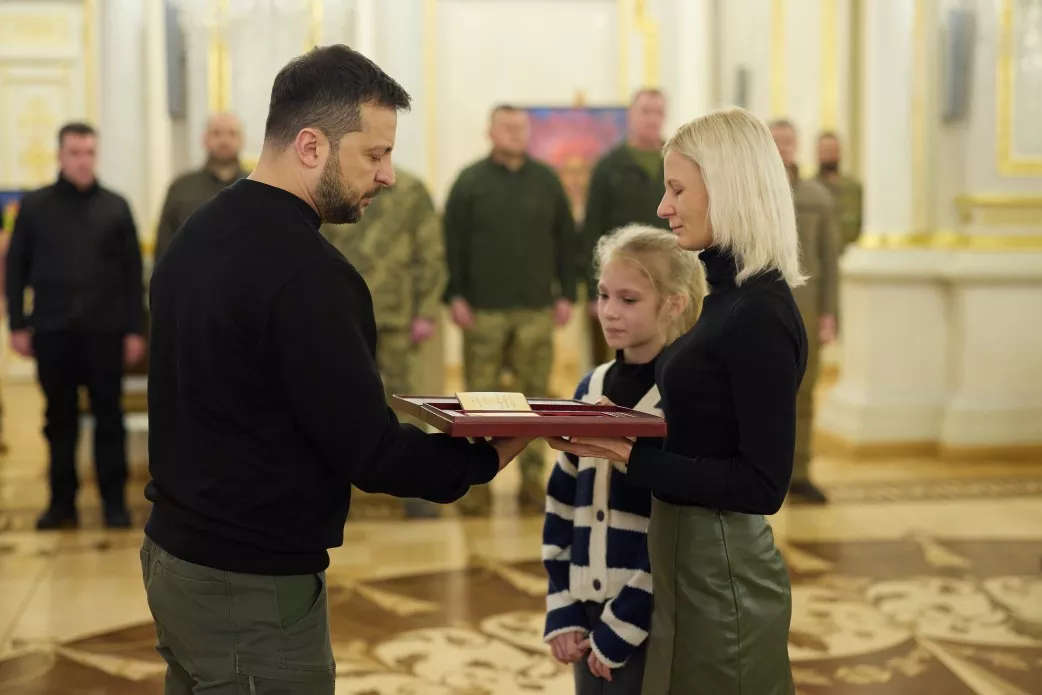 Новини Хмельницького - фото з Президент передав ордени “Золота Зірка” рідним трьох загиблих Героїв із Хмельниччини