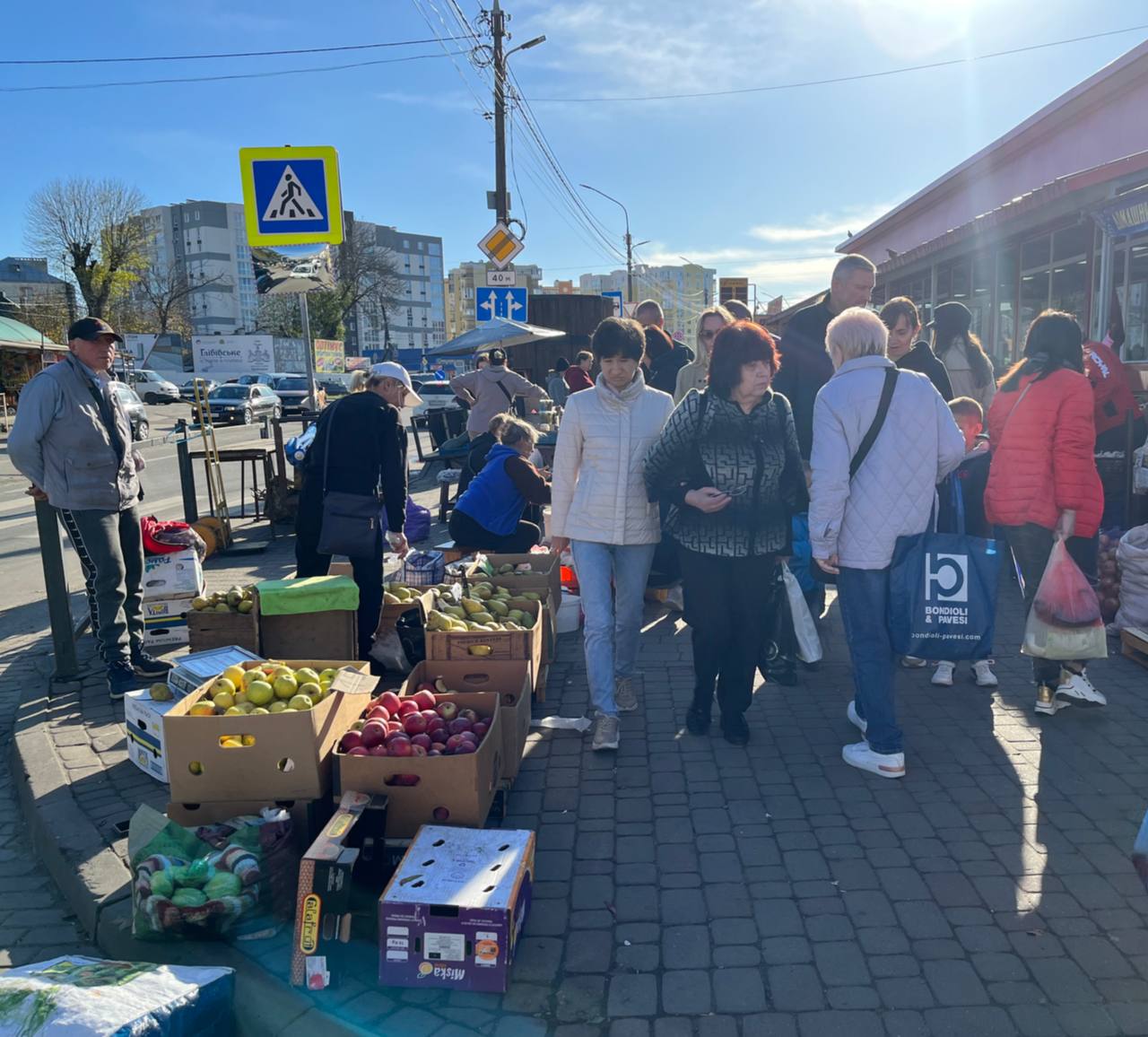 Новини Тернополя - фото з Шипшина за 35 гривень, а груша – 70: скільки коштують сезонні фрукти, овочі та ягоди у Тернополі