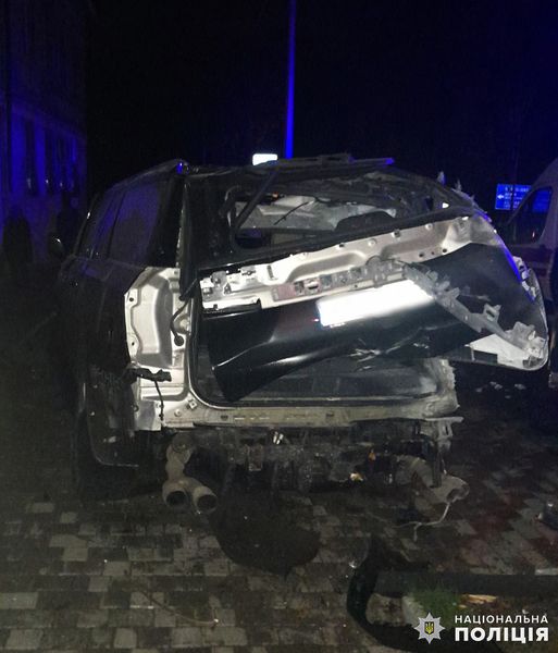 Новини Житомира - фото з ДТП в Овручі: автомобіль в'їхав у будинок: 35-річний водій-киянин загинув