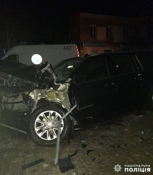 Новини Житомира - фото з ДТП в Овручі: автомобіль в'їхав у будинок: 35-річний водій-киянин загинув