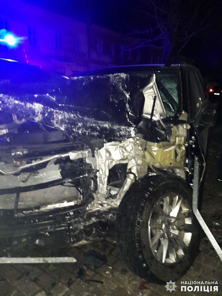 Новини Житомира - фото з ДТП в Овручі: автомобіль в'їхав у будинок: 35-річний водій-киянин загинув
