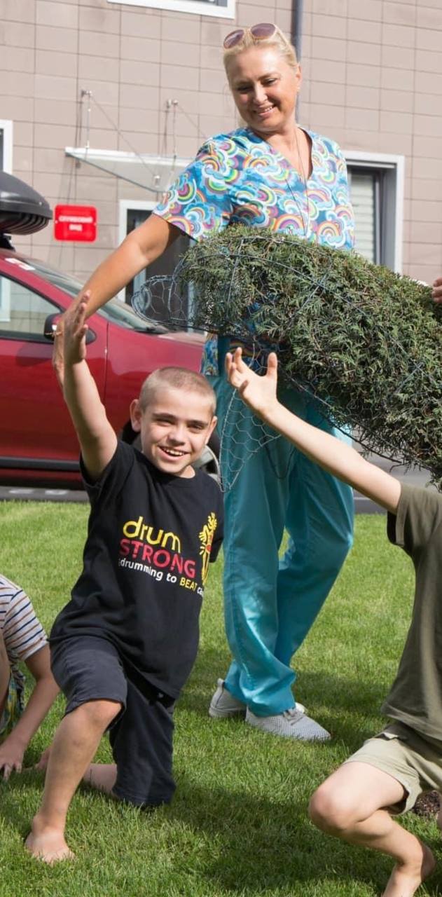 Новини Хмельницького - фото з Органи померлого хмельничанина пересадили двом дітям та дорослому На зображенні може бути: 4 людини, дитина, трава та дерево