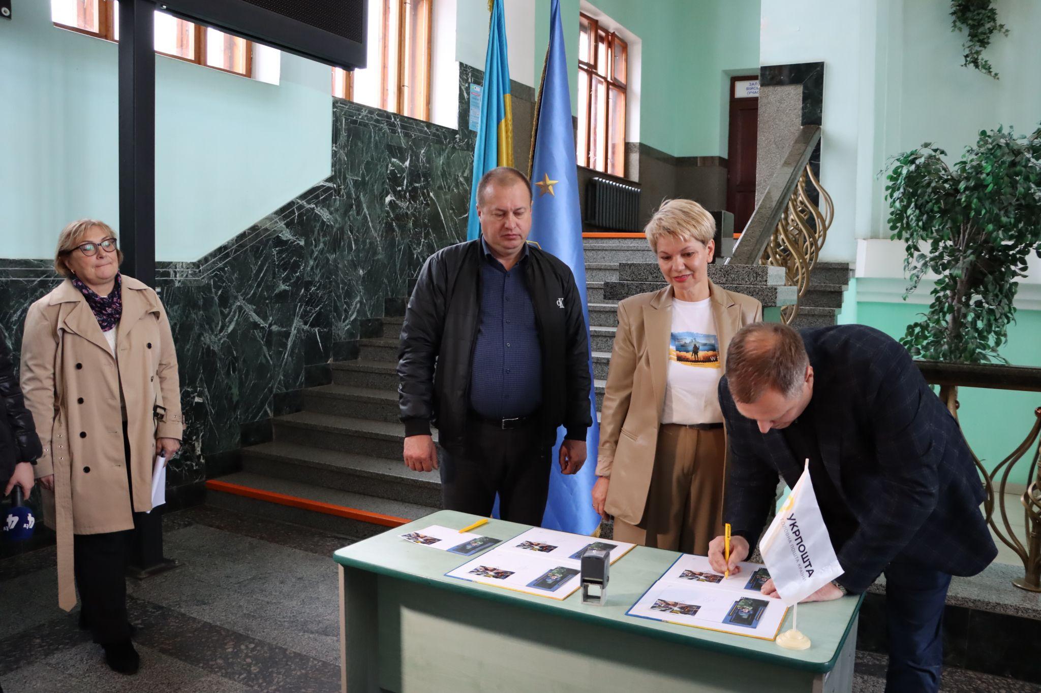Новини Тернополя - фото з У Тернополі презентували блок марок, присвячений українським залізничникам (ФОТОРЕПОРТАЖ)