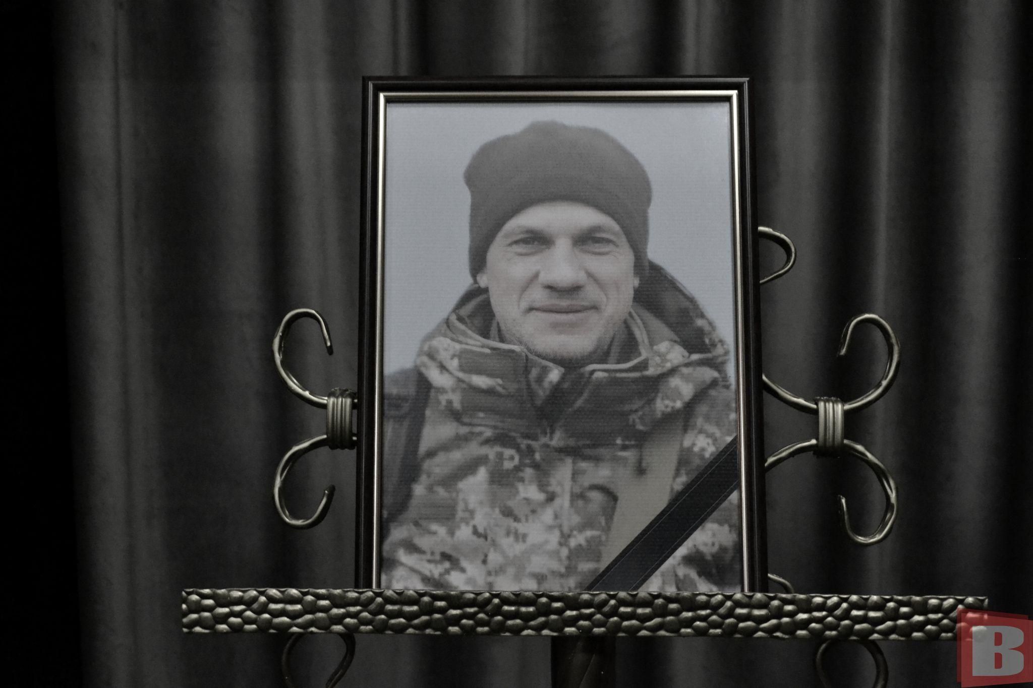 Новини Хмельницького - фото з Хмельницький попрощався з бойовим медиком Юрієм Буряковським. Без тата залишилось двоє доньок