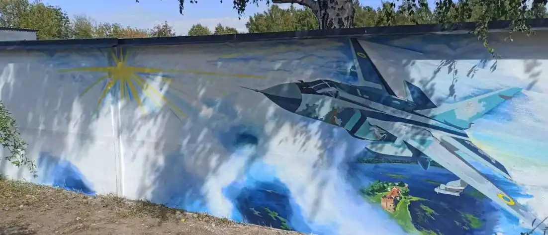 Новини Хмельницького - фото з У Старокостянтинові створили мурал з військовим літаком