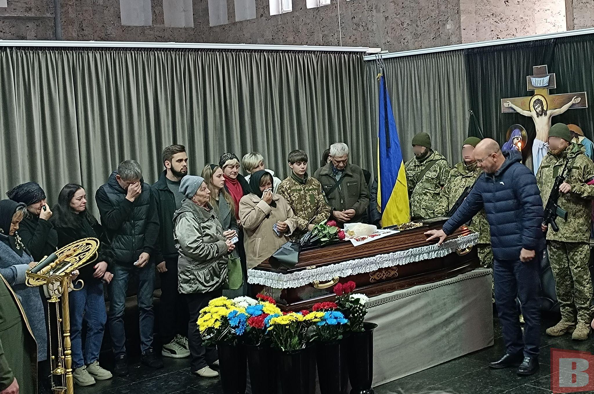 Новини Хмельницького - фото з Хмельницький попрощався з бойовим медиком Юрієм Буряковським. Без тата залишилось двоє доньок